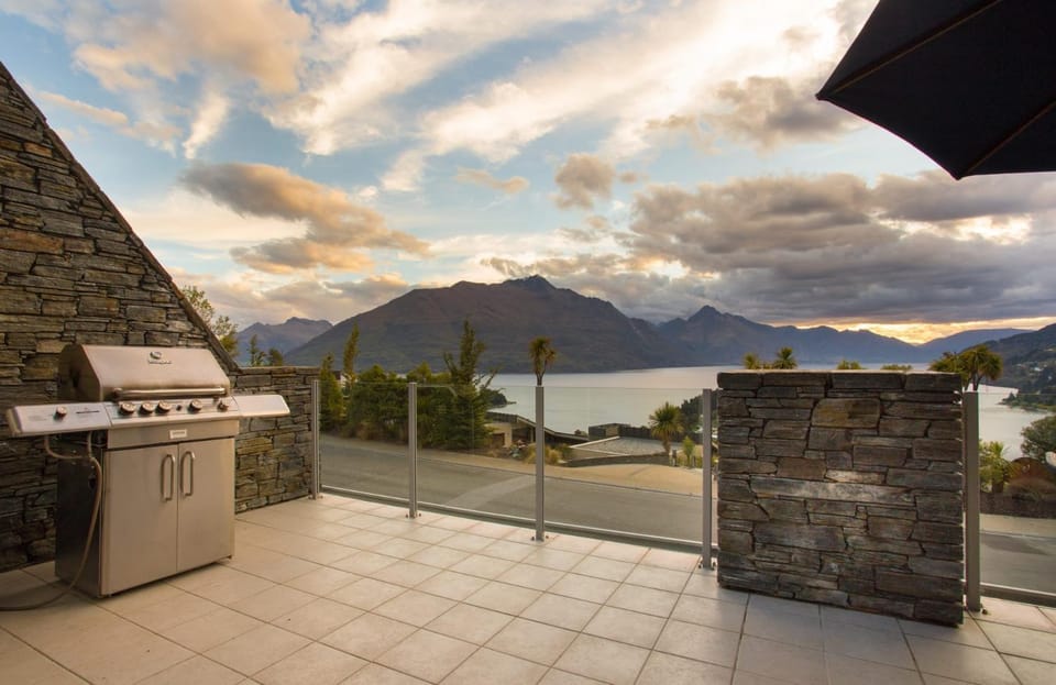 Luxury on Belfast- Free Parking- Gas Fire- BBQ- AC Apartment in Queenstown