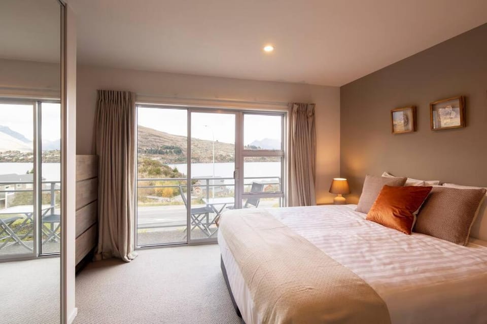 Remarkable Apt- Pet Friendly- Lake Views- Garage Apartment in Queenstown