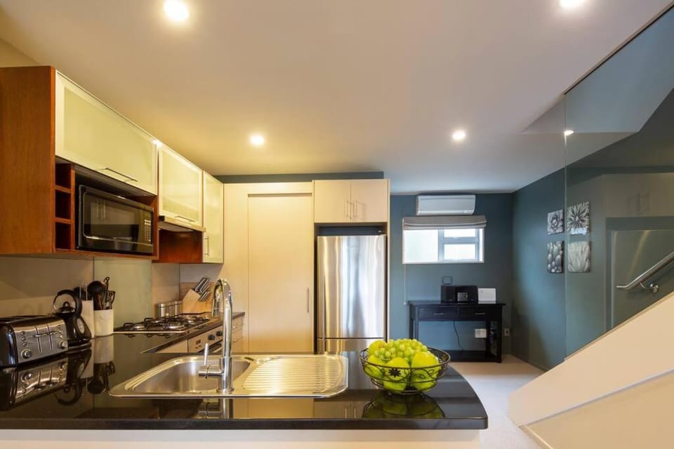 Remarkable Apt- Pet Friendly- Lake Views- Garage Apartment in Queenstown