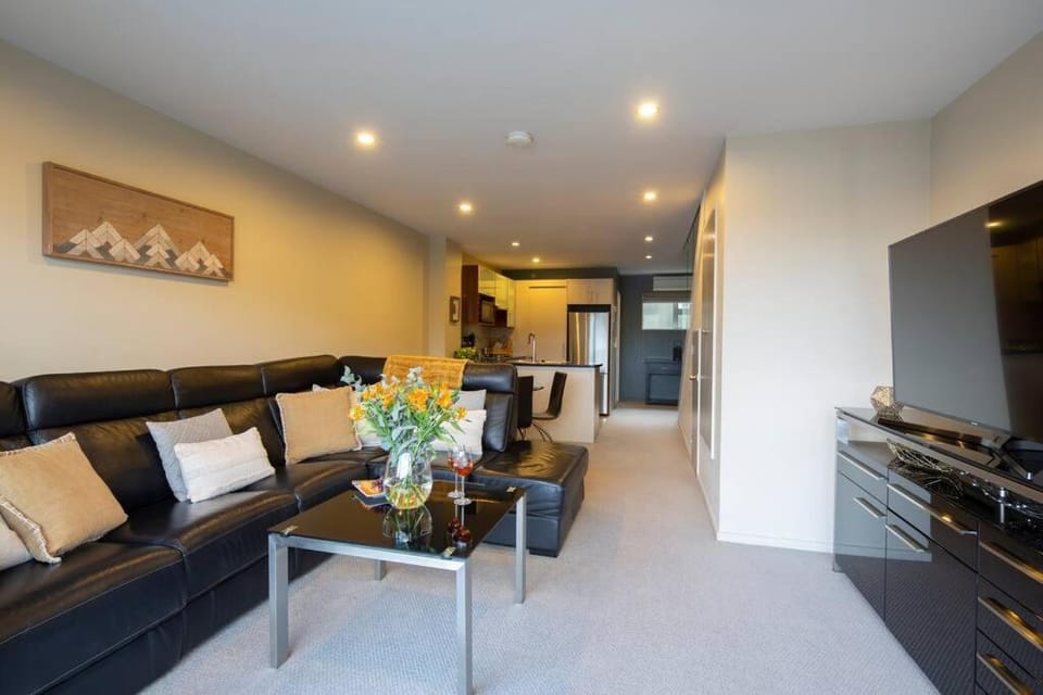Remarkable Apt- Pet Friendly- Lake Views- Garage Apartment in Queenstown