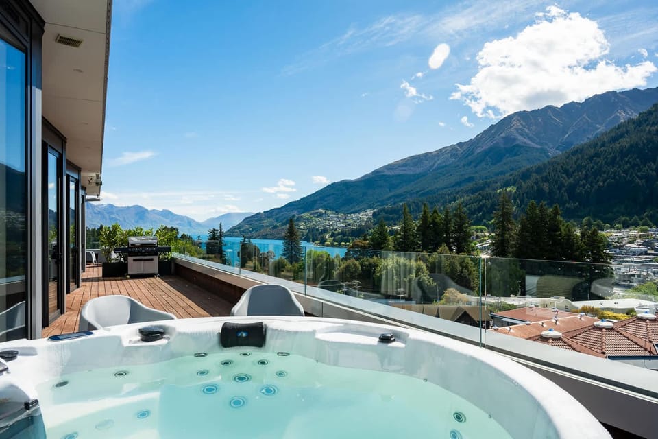The Cove Penthouse- Lake Views- Free Parking- AC- BBQ Apartment in Queenstown