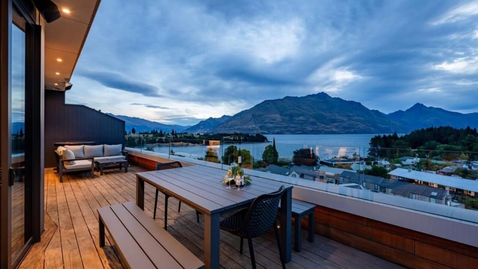 The Cove Penthouse- Lake Views- Free Parking- AC- BBQ Apartment in Queenstown