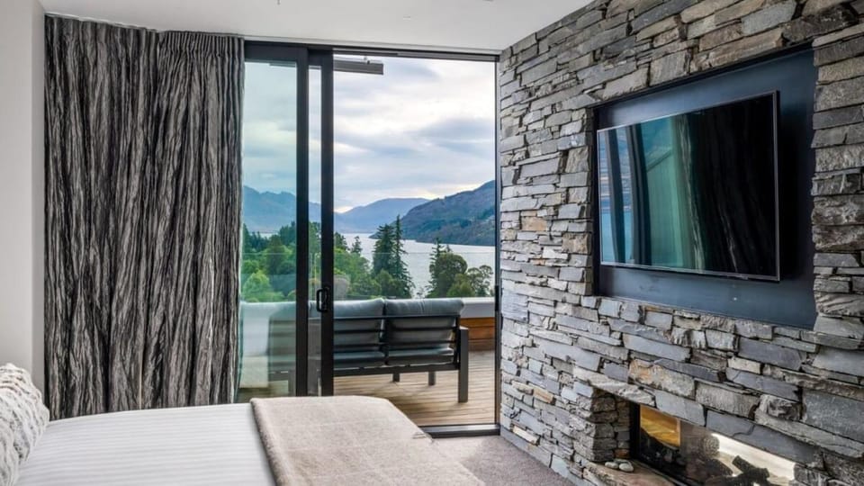 The Cove Penthouse- Lake Views- Free Parking- AC- BBQ Apartment in Queenstown