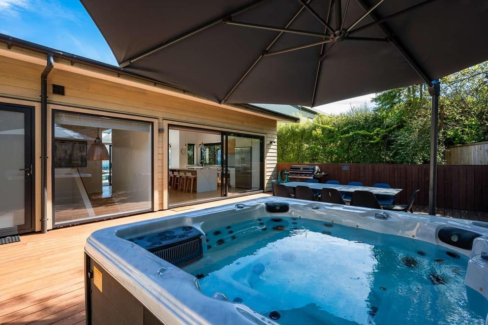 Tonic Lodge- Hot Tub- BBQ- Free Parking- AC House in Queenstown