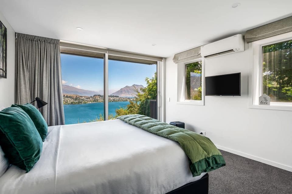 Toroa Chalet- Hot Tub- Gas Fire- BBQ- Free Parking Villa in Queenstown
