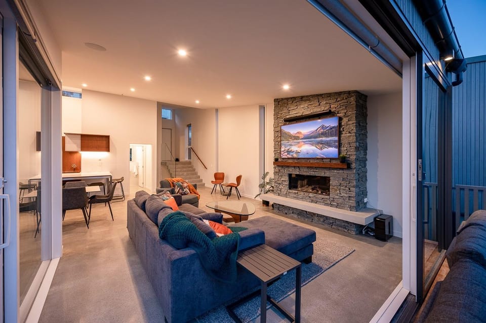 Toroa Chalet- Hot Tub- Gas Fire- BBQ- Free Parking Villa in Queenstown