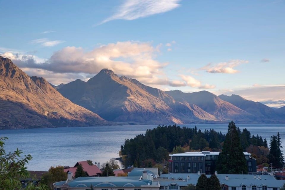 Villa Awa- Lake Views- BBQ- AC- Garage House in Queenstown