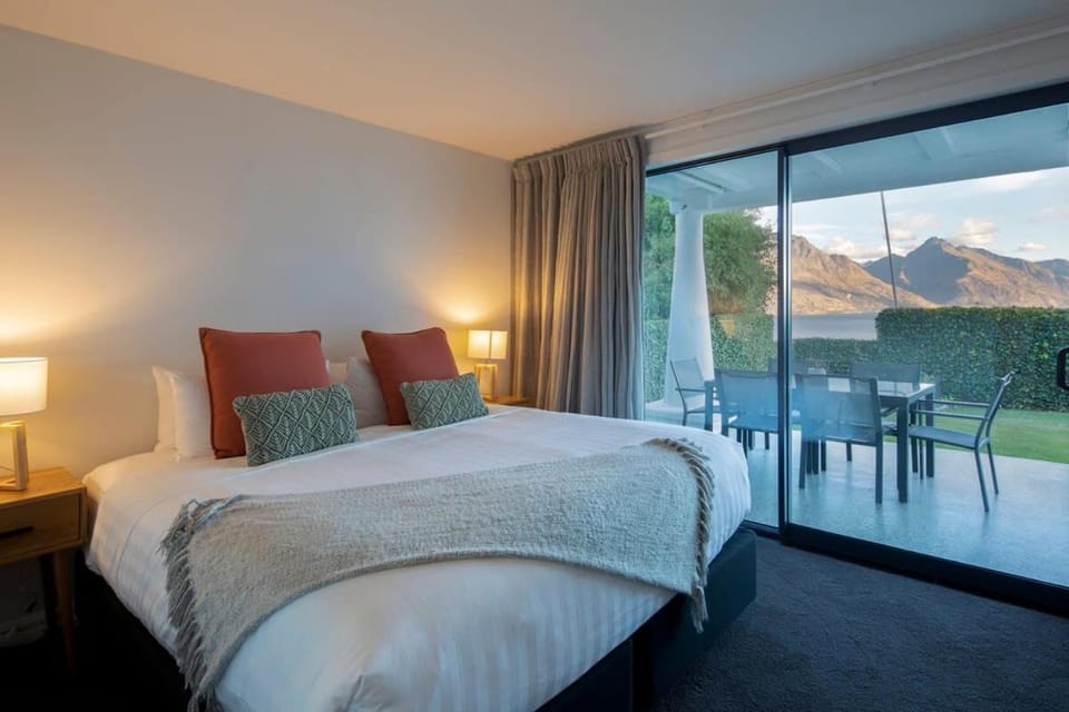 Villa Awa- Lake Views- BBQ- AC- Garage House in Queenstown