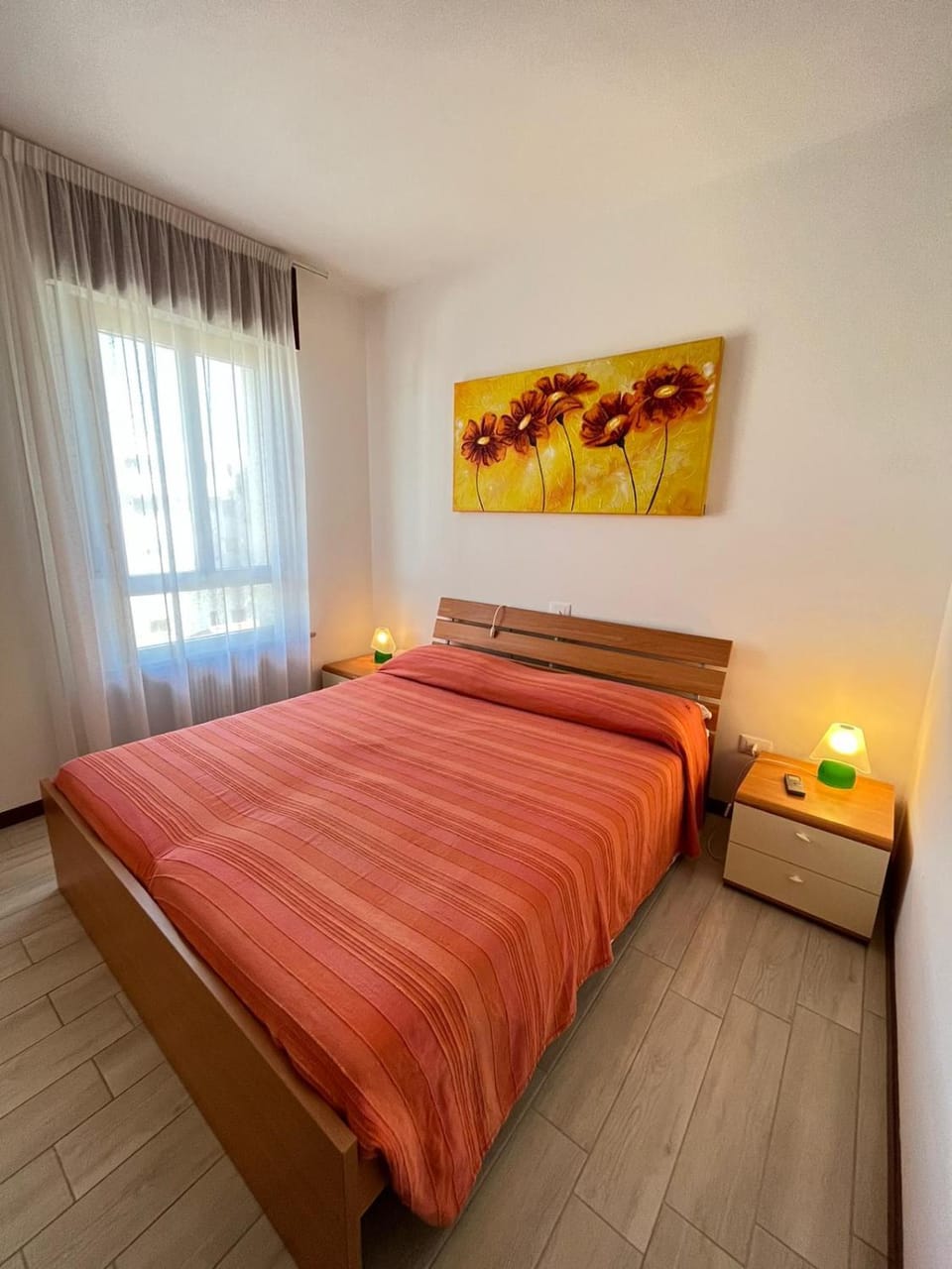 Photo of the whole room, Bedroom