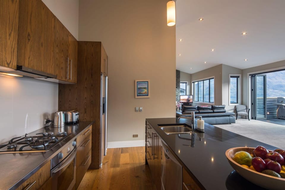 Villa Moana- Gas Fire- BBQ- Free Parking Apartment in Queenstown