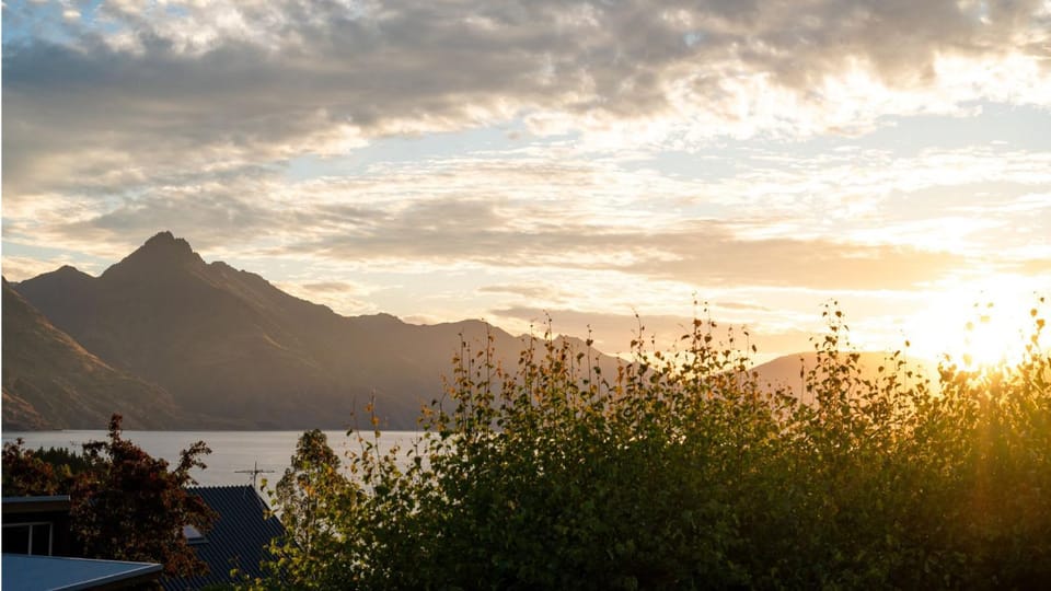 Villa Tuke- Free Parking- Fire Place House in Queenstown