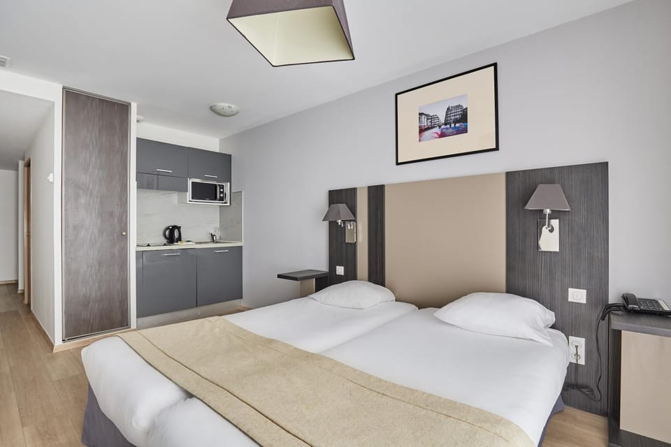 Bed, Kitchen or kitchenette, Photo of the whole room, Bedroom