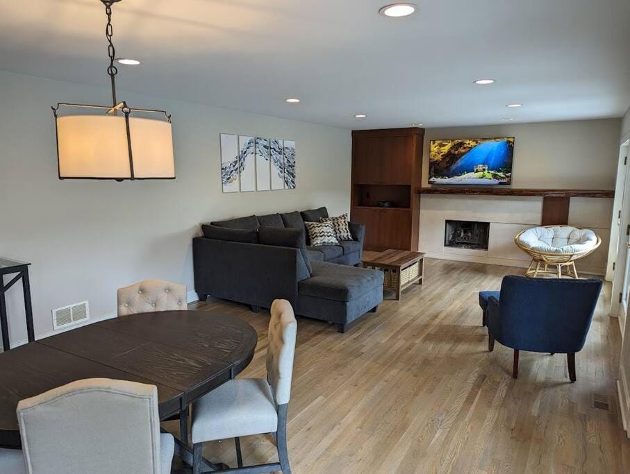 Candlewood Lake -Family Getaway, Lakefront 3775 sqft Home House in Candlewood Lake