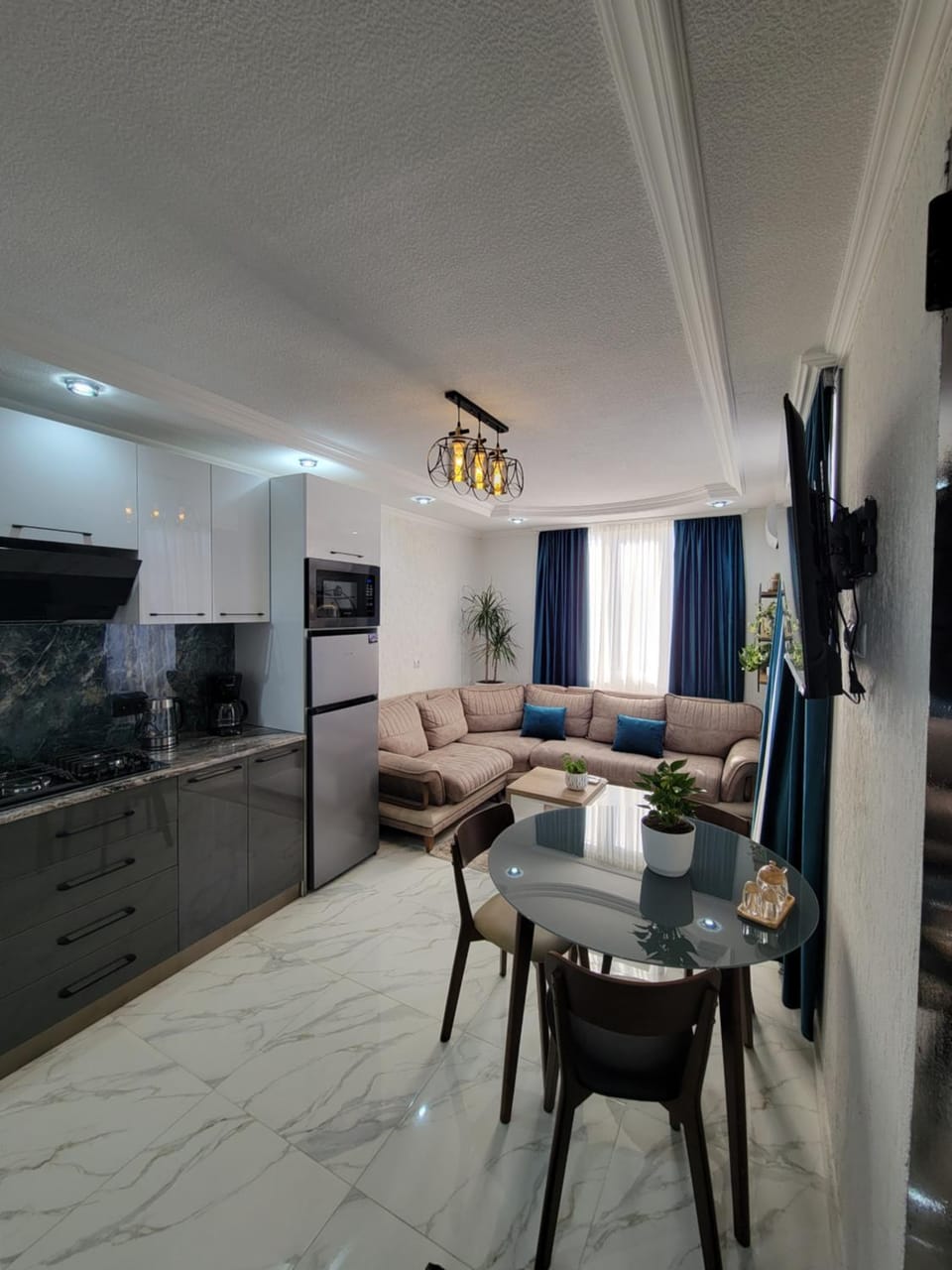 TV and multimedia, Kitchen or kitchenette, Living room, Seating area, Dining area