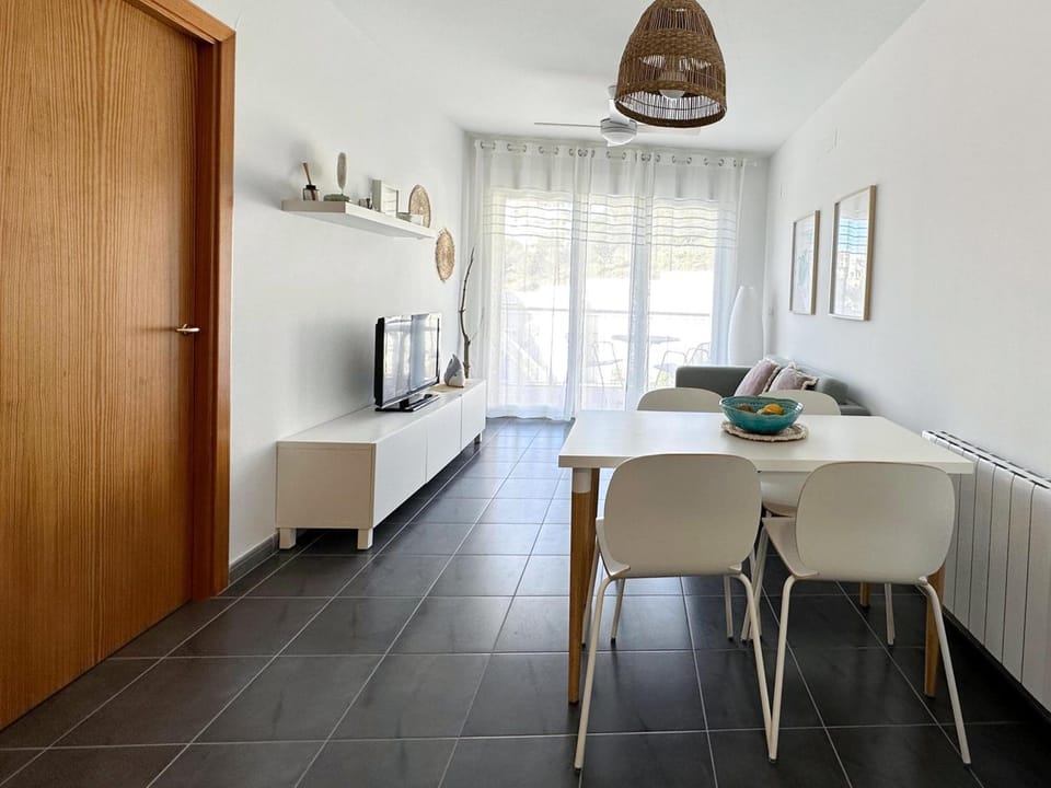 Apartamento acogedor y moderno cerca de la playa con piscina comunitaria, parking y wifi - ES-228-173 Apartment in Alt Empordà