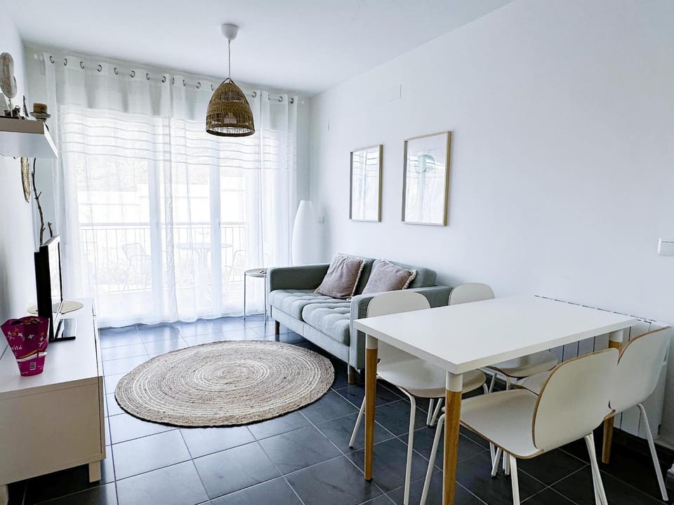Apartamento acogedor y moderno cerca de la playa con piscina comunitaria, parking y wifi - ES-228-173 Apartment in Alt Empordà