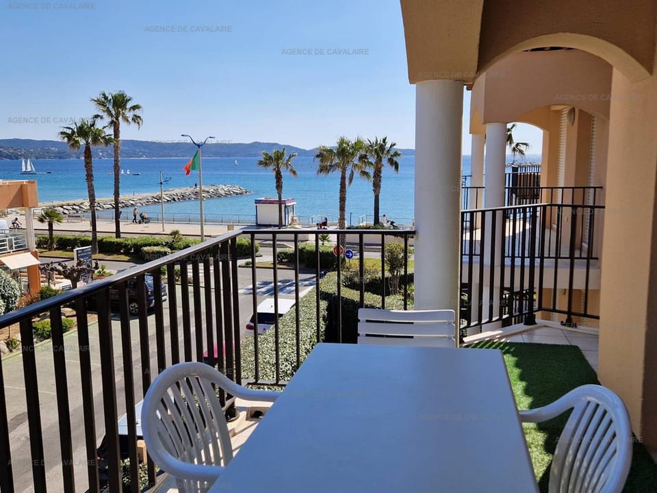 Beau T2 en front de mer avec clim, parking, animaux admis - FR-1-100-327 Apartment in Cavalaire-sur-Mer