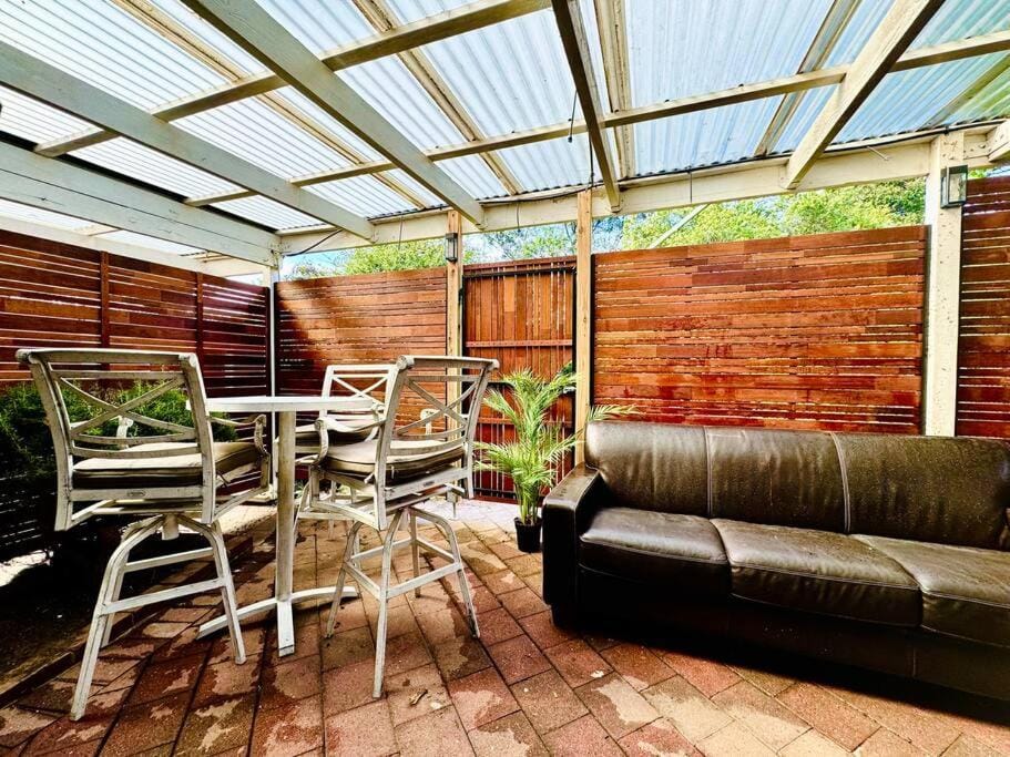 Charming 1BR Granny Flat Conveniently Located near Knox Shopping Center Bed and Breakfast in Wantirna South
