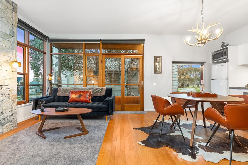 Kitchen or kitchenette, Seating area, Dining area