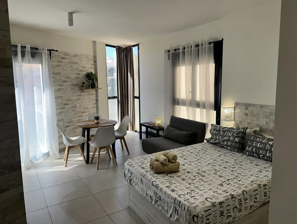 Bed, Dining area