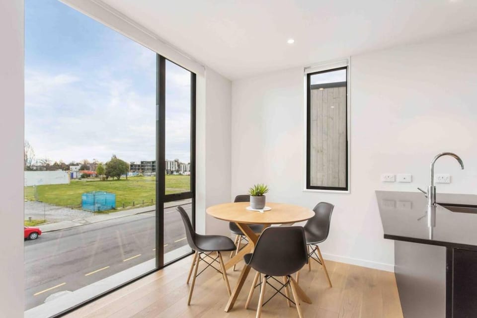 CBD Location Sunny Warm Free off Street Parking Apartment in Christchurch