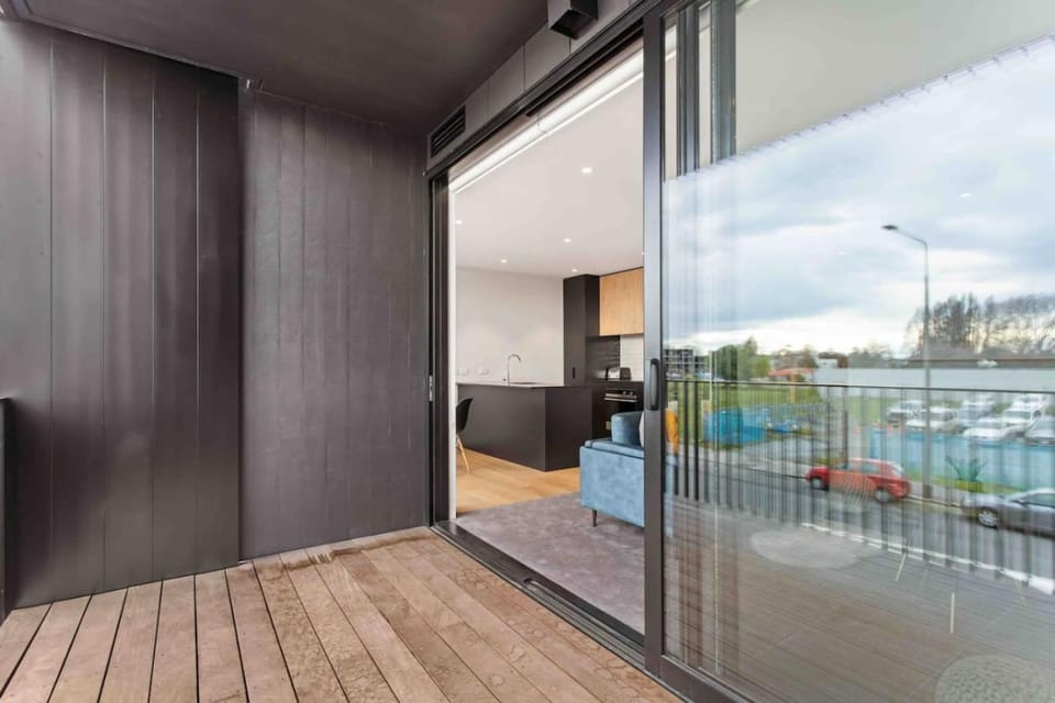 CBD Location Sunny Warm Free off Street Parking Apartment in Christchurch