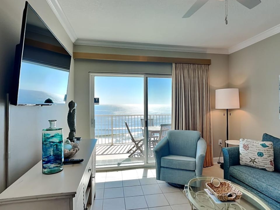 TV and multimedia, Balcony/Terrace, Living room, Seating area, Sea view, furniture