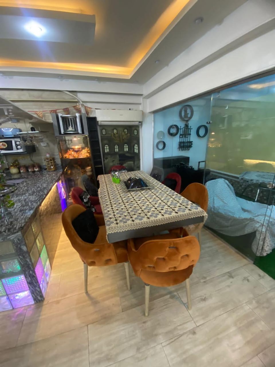 Kitchen or kitchenette, Dining area