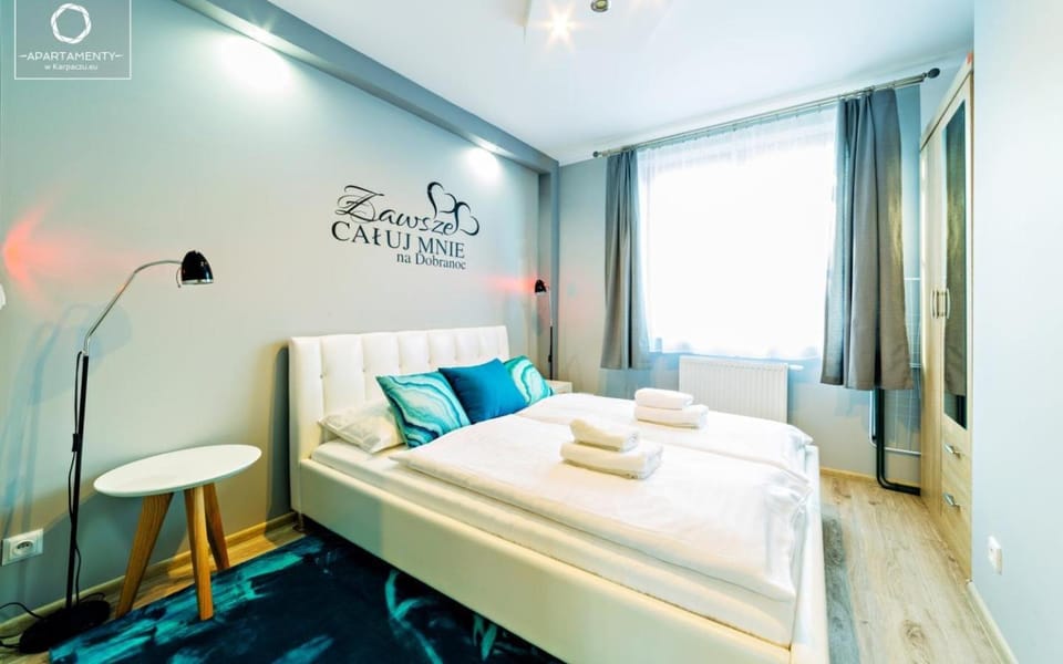 Bed, Photo of the whole room, Bedroom, Text overlay, towels