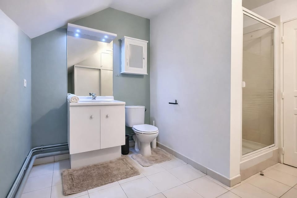 Shower, Toilet, Bathroom