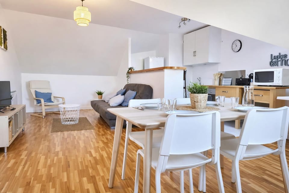 Kitchen or kitchenette, Living room, Seating area, Dining area, oven