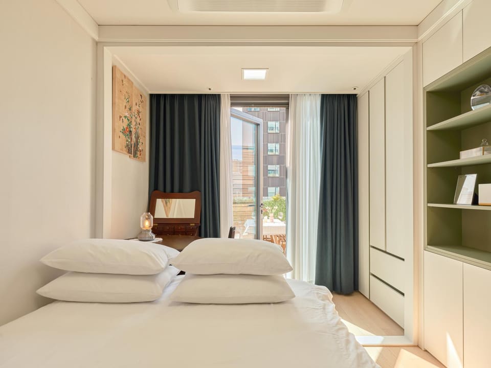 Seoul COMOCASA Fully Furnished Studio Apartment in Seoul