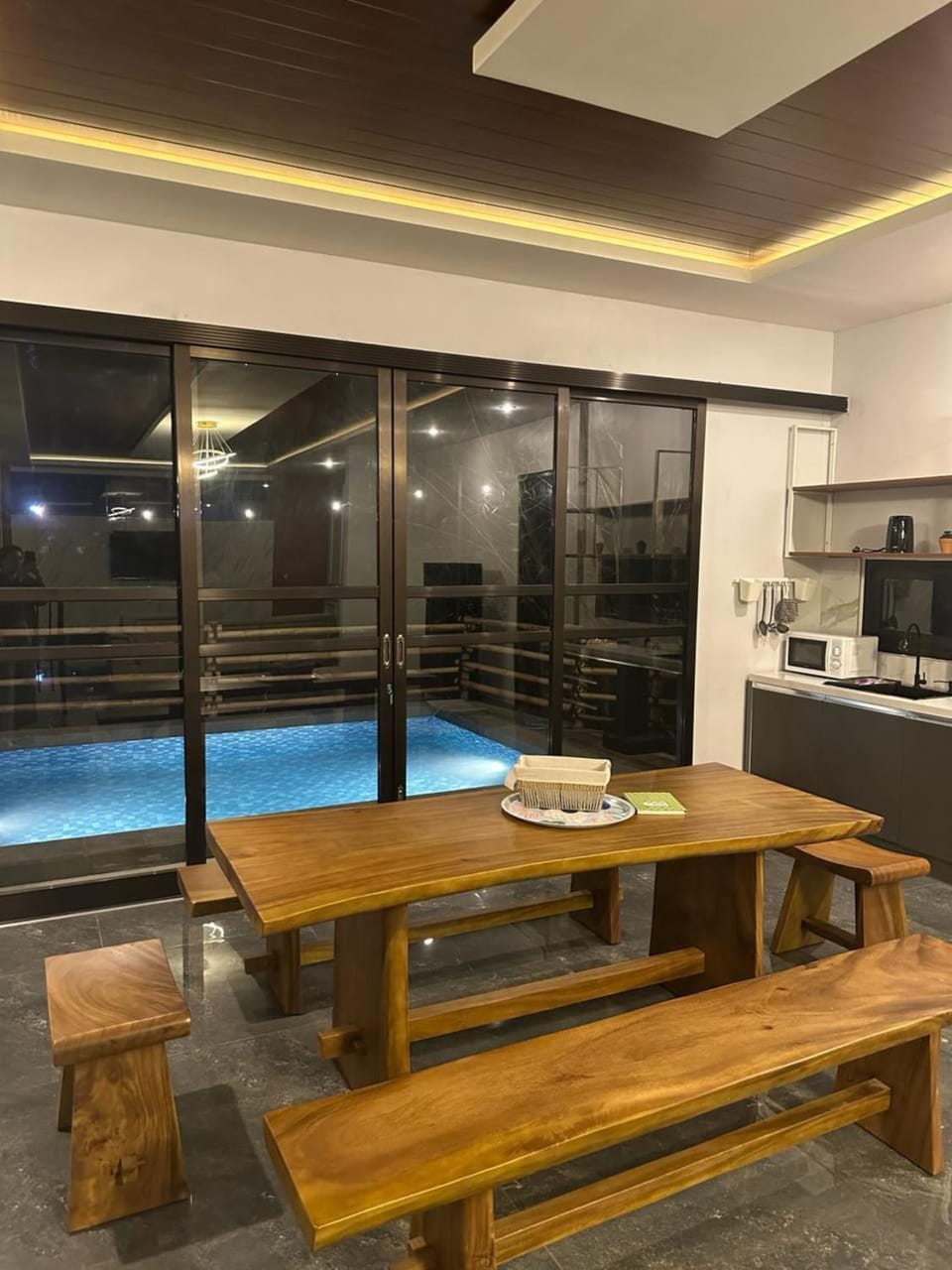 Dining area, Swimming pool