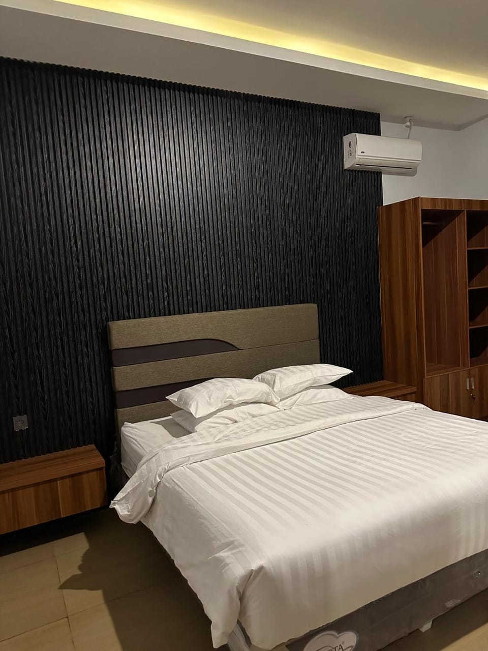 Bed, Bedroom, air conditioner