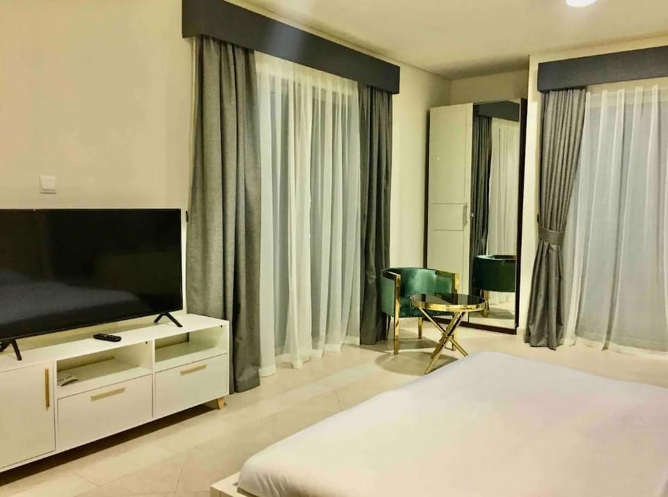 Bed, TV and multimedia, Bedroom