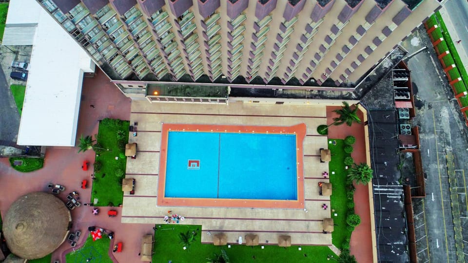 Restaurant/places to eat, Bird's eye view, Swimming pool