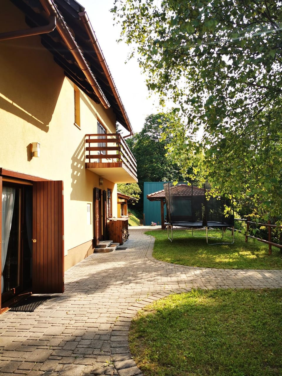 Property building, Spring, Off site, Day, Natural landscape, Garden, On site, Garden view