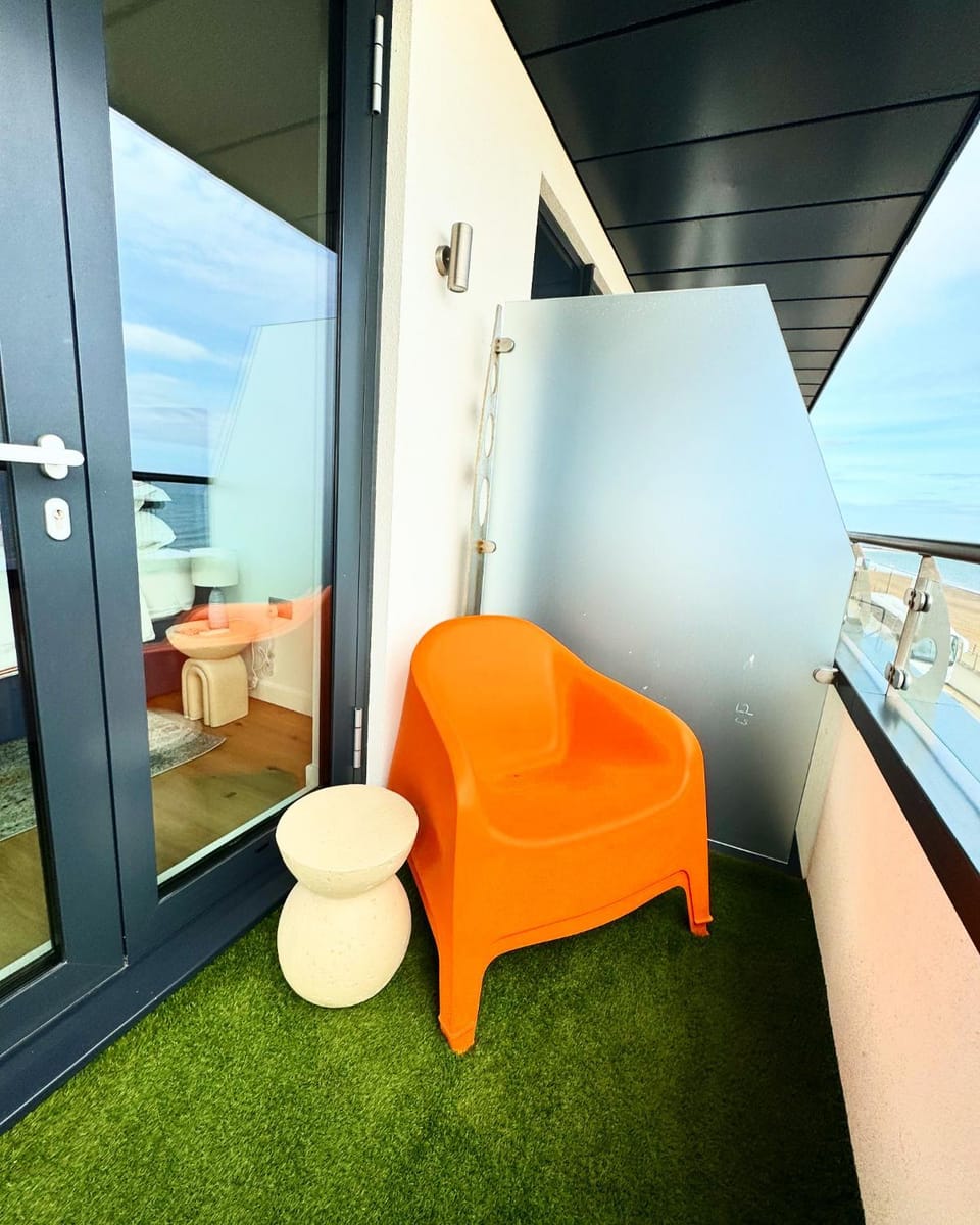 Stunning Beach Front Apartment with Sea views, FREE Parking & Balcony Apartment in Ramsgate