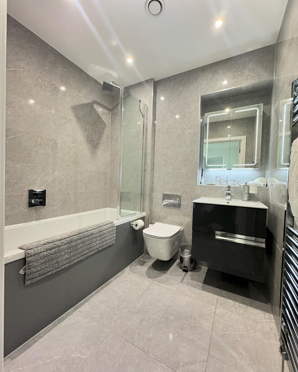 Stunning Beach Front Apartment with Sea views, FREE Parking & Balcony Apartment in Ramsgate