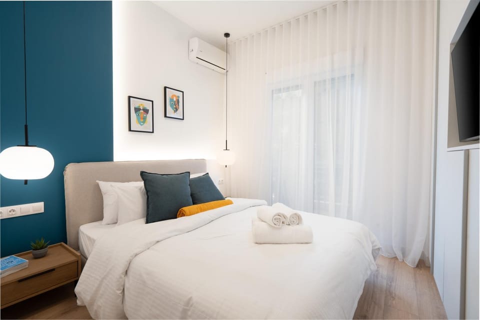Bed, TV and multimedia, Bedroom, towels, air conditioner