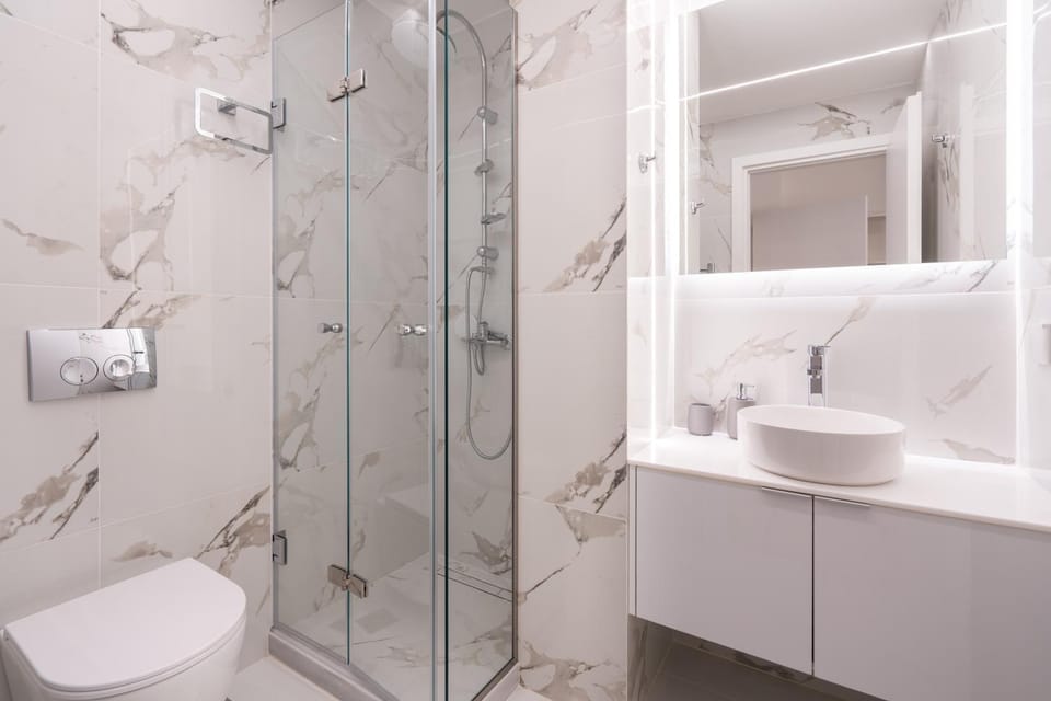 Shower, Toilet, Bathroom, towels
