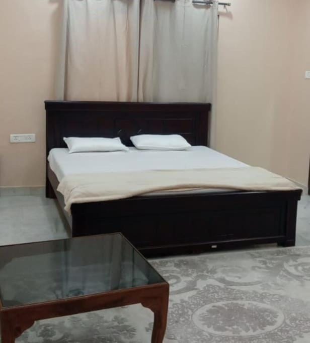 4-Bedroom Elegant and Spacious AC Apartment only for families, Prime Location, Just 100m from Main Road! Apartment in Hyderabad