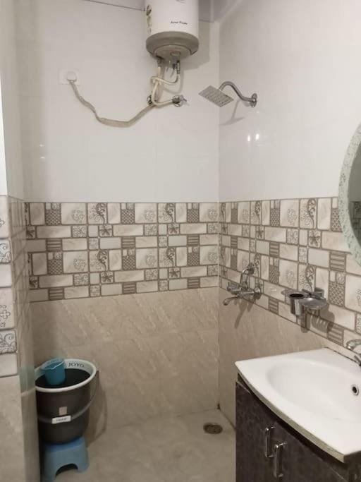 4-Bedroom Elegant and Spacious AC Apartment only for families, Prime Location, Just 100m from Main Road! Apartment in Hyderabad