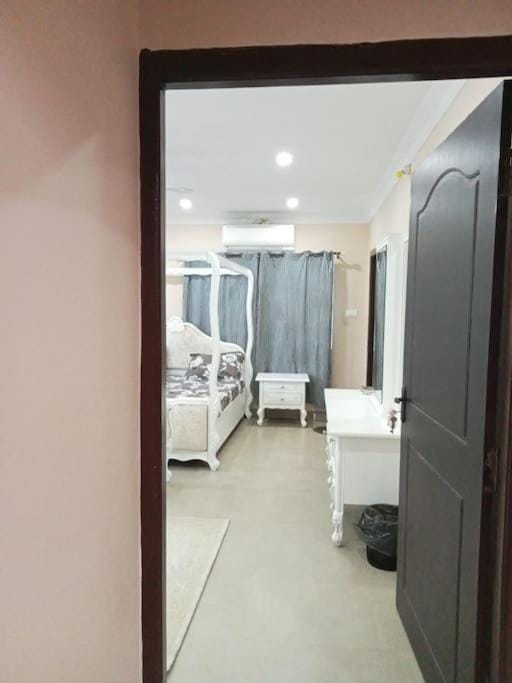 4-Bedroom Elegant and Spacious AC Apartment only for families, Prime Location, Just 100m from Main Road! Apartment in Hyderabad