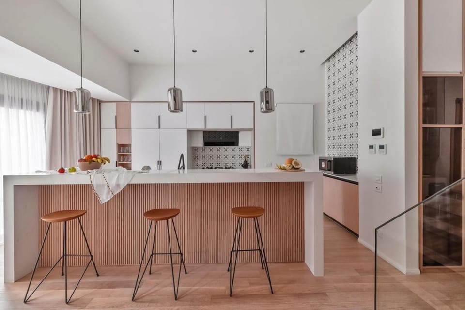 Kitchen or kitchenette, microwave, minibar