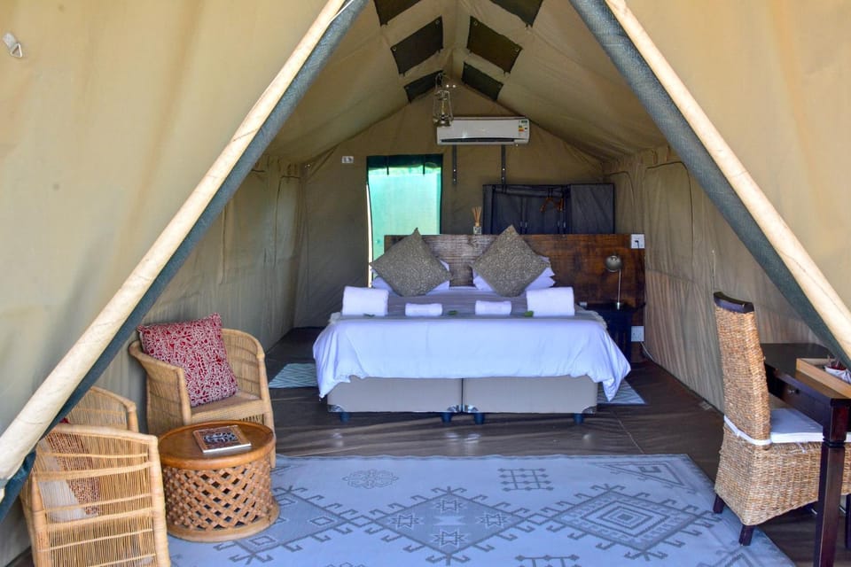 Property building, Bed, Seating area, Bedroom