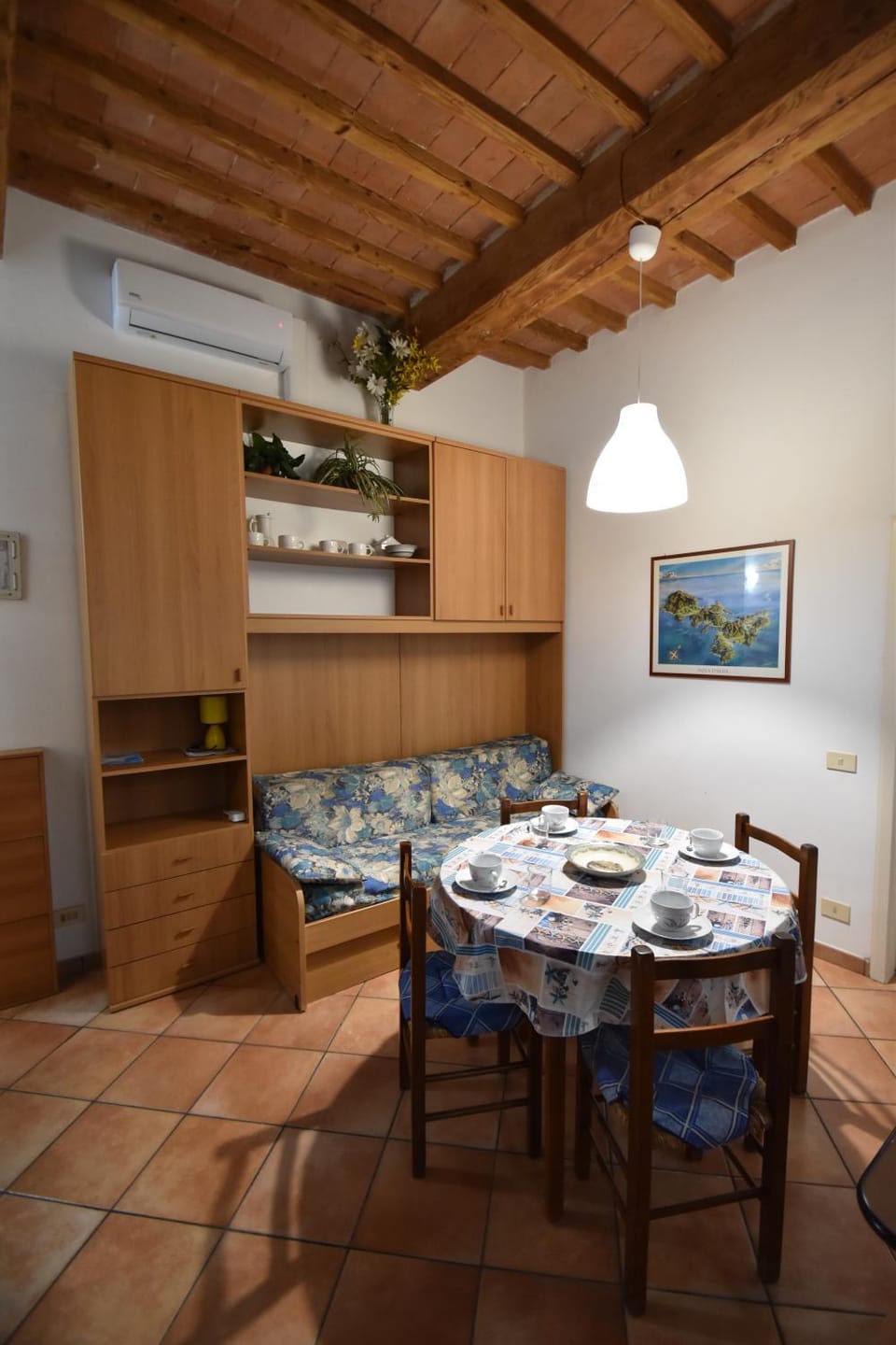 TV and multimedia, Kitchen or kitchenette, Living room, Dining area, air conditioner