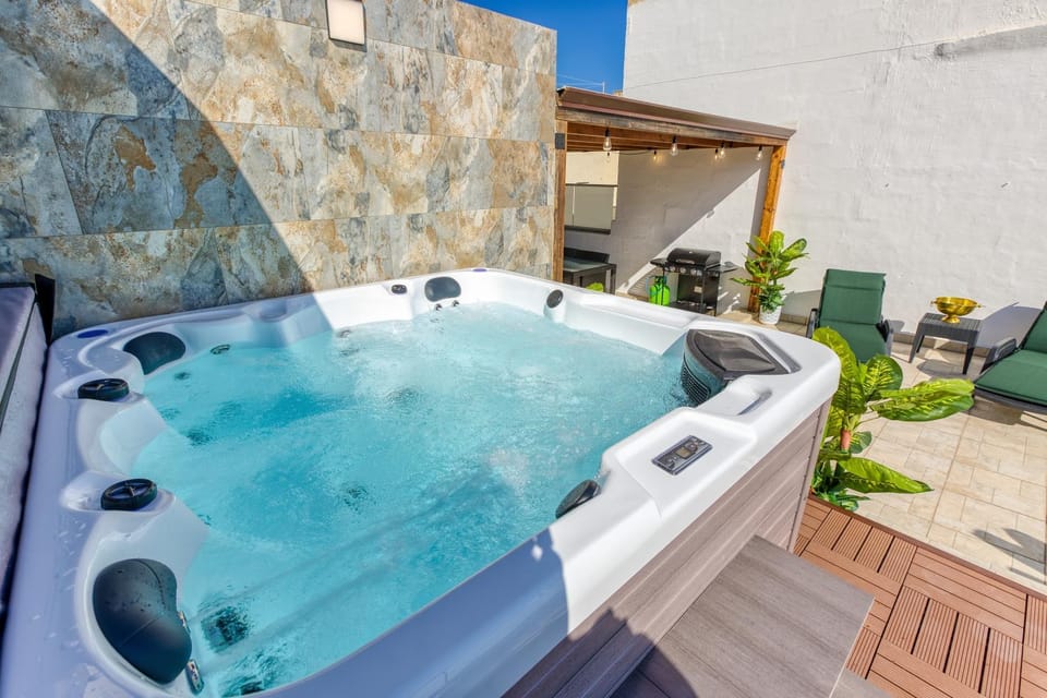 Day, BBQ facilities, Hot Tub, Balcony/Terrace, Balcony/Terrace, Dining area, sunbed