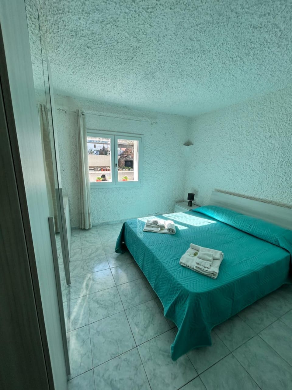 Bed, Photo of the whole room, Bedroom, towels