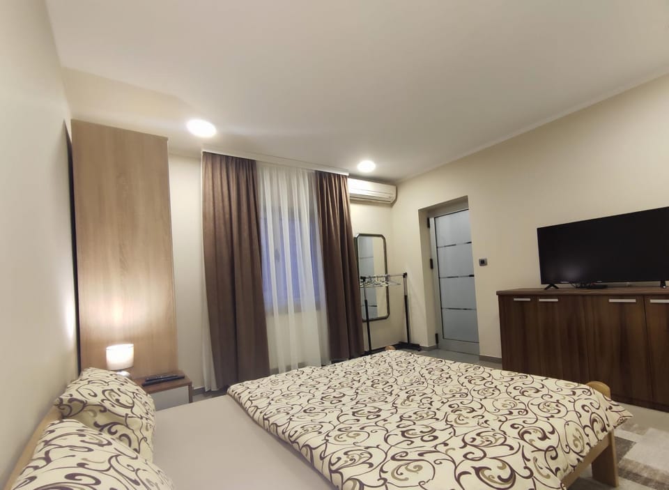 Bed, TV and multimedia, Photo of the whole room, Evening entertainment, Bedroom, wardrobe